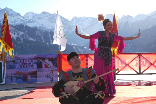 Tambours_de_l_aube_et_danse___le_lac_Tianchi_accueille_2026_avec_splendeur_culturelle video poster