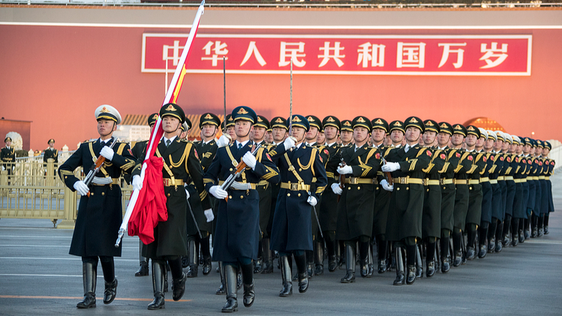 Pékin se prépare pour la première levée du drapeau à l'aube de 2026 sur la place Tiananmen video poster
