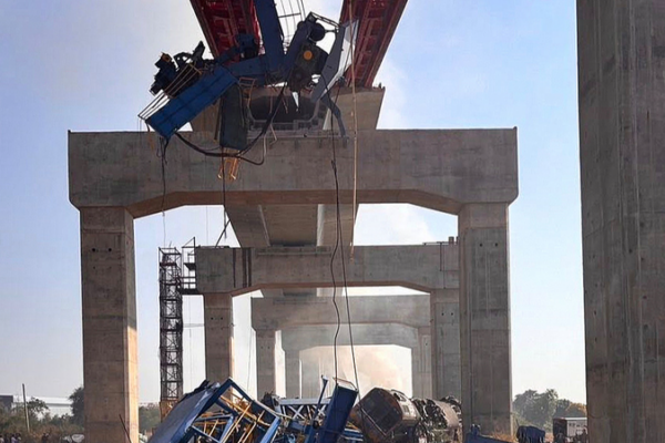 Effondrement de grue frappe un train à grande vitesse en Thaïlande, plusieurs morts video poster