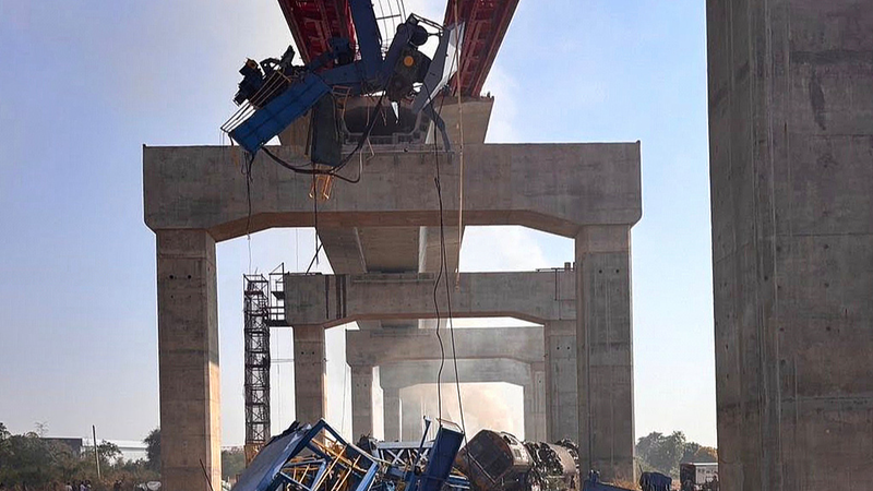 Effondrement de grue frappe un train à grande vitesse en Thaïlande, plusieurs morts video poster