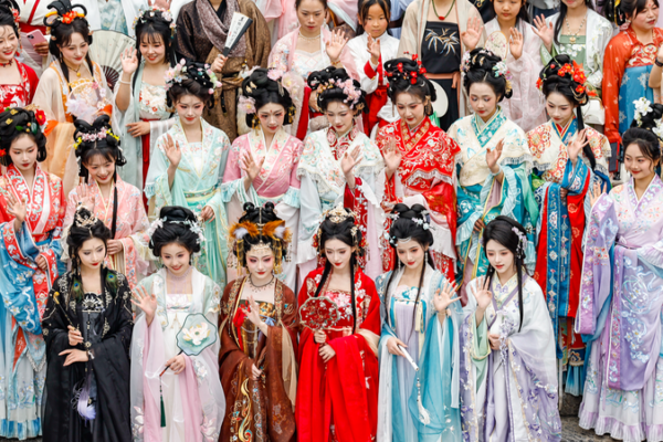 Chic Chinois : Comment la mode reflète la confiance culturelle