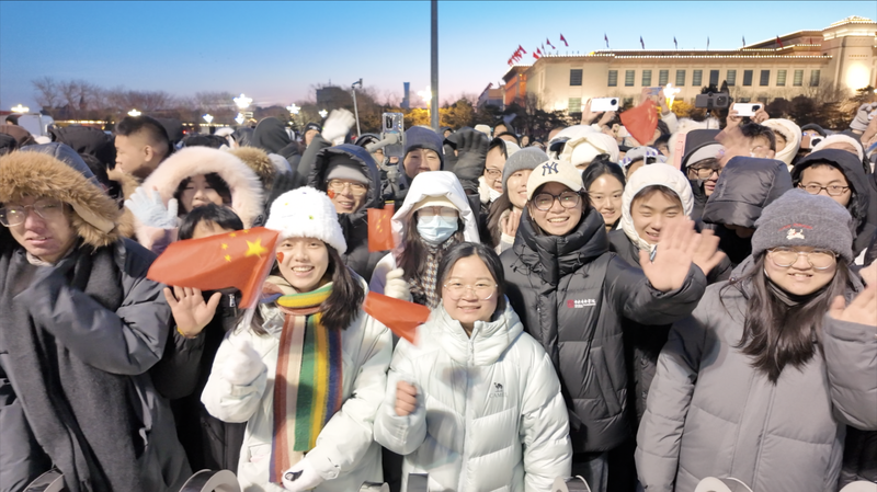 À l'aube du 1er janvier 2026 : Cérémonie du drapeau du Nouvel An à Tiananmen video poster
