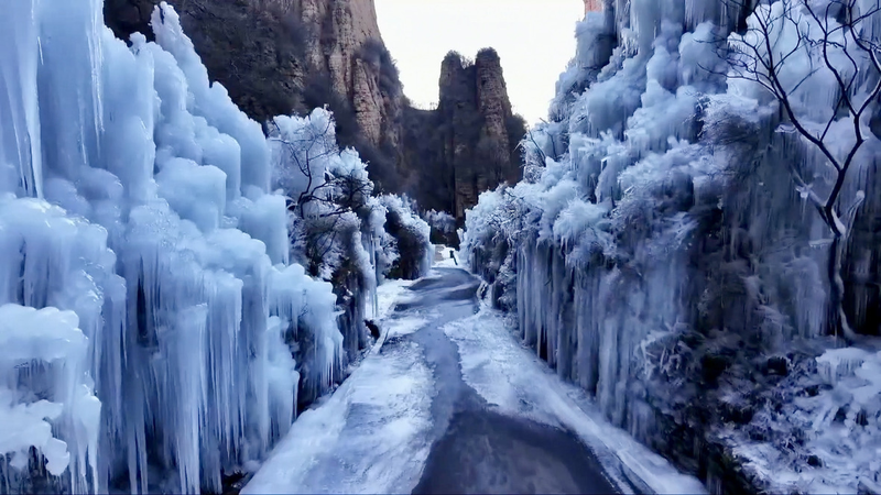 Les cascades glacées transforment les montagnes Taihang en merveille d'hiver video poster