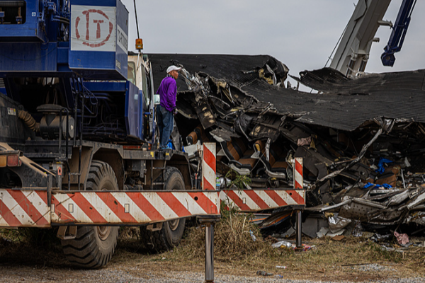 Une grue tombe sur un train dans le NE de la Thaïlande, 32 morts video poster