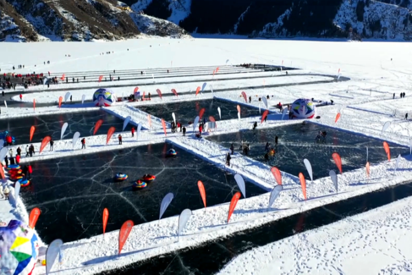 Merveille d'hiver du Xinjiang : Les aventures glacées redéfinissent le voyage video poster