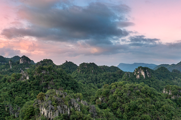Xingwen___le_pays_des_merveilles_karstiques_de_la_Chine_brille_au_Gala_du_Festival_du_Printemps_2026 video poster
