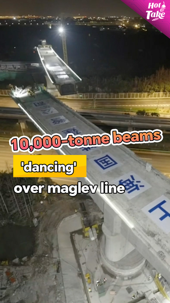 Des poutres de 10 000 tonnes dansent au-dessus du maglev de Shanghai lors d'une levée de pont en 1 heure video poster