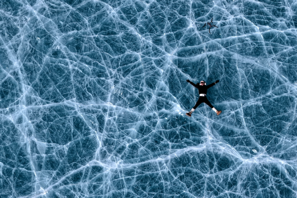 Lac de glace bleu spectaculaire à Qiongmu Gonga captive les voyageurs d'hiver