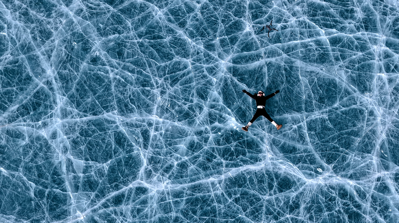 Lac de glace bleu spectaculaire à Qiongmu Gonga captive les voyageurs d'hiver